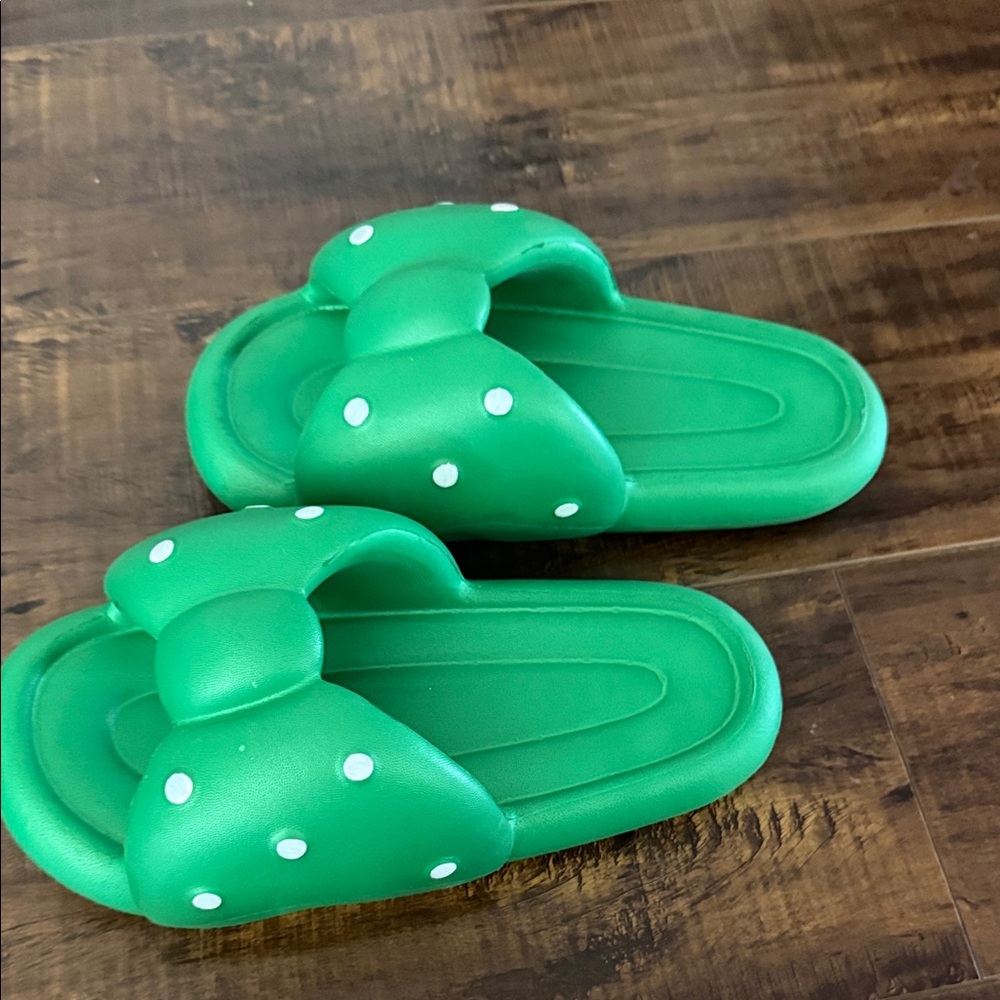 Women’s Green Bow Slippers